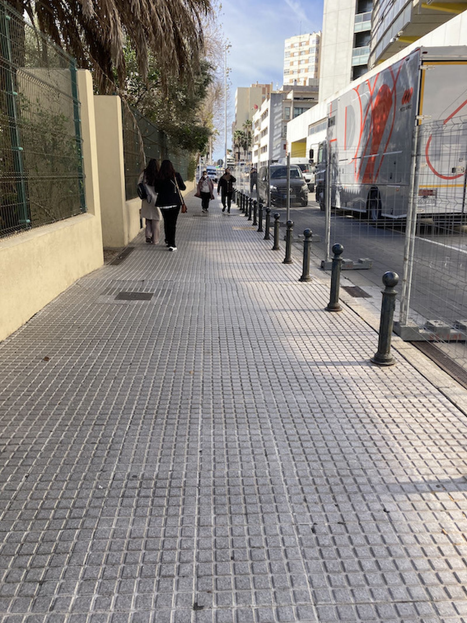 Así son los complicados accesos a los colegios de Cádiz