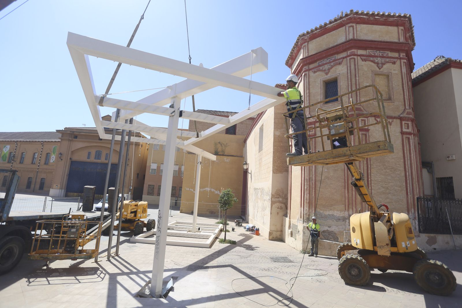 La retirada de la polémica pérgola de Santo Domingo, en fotos