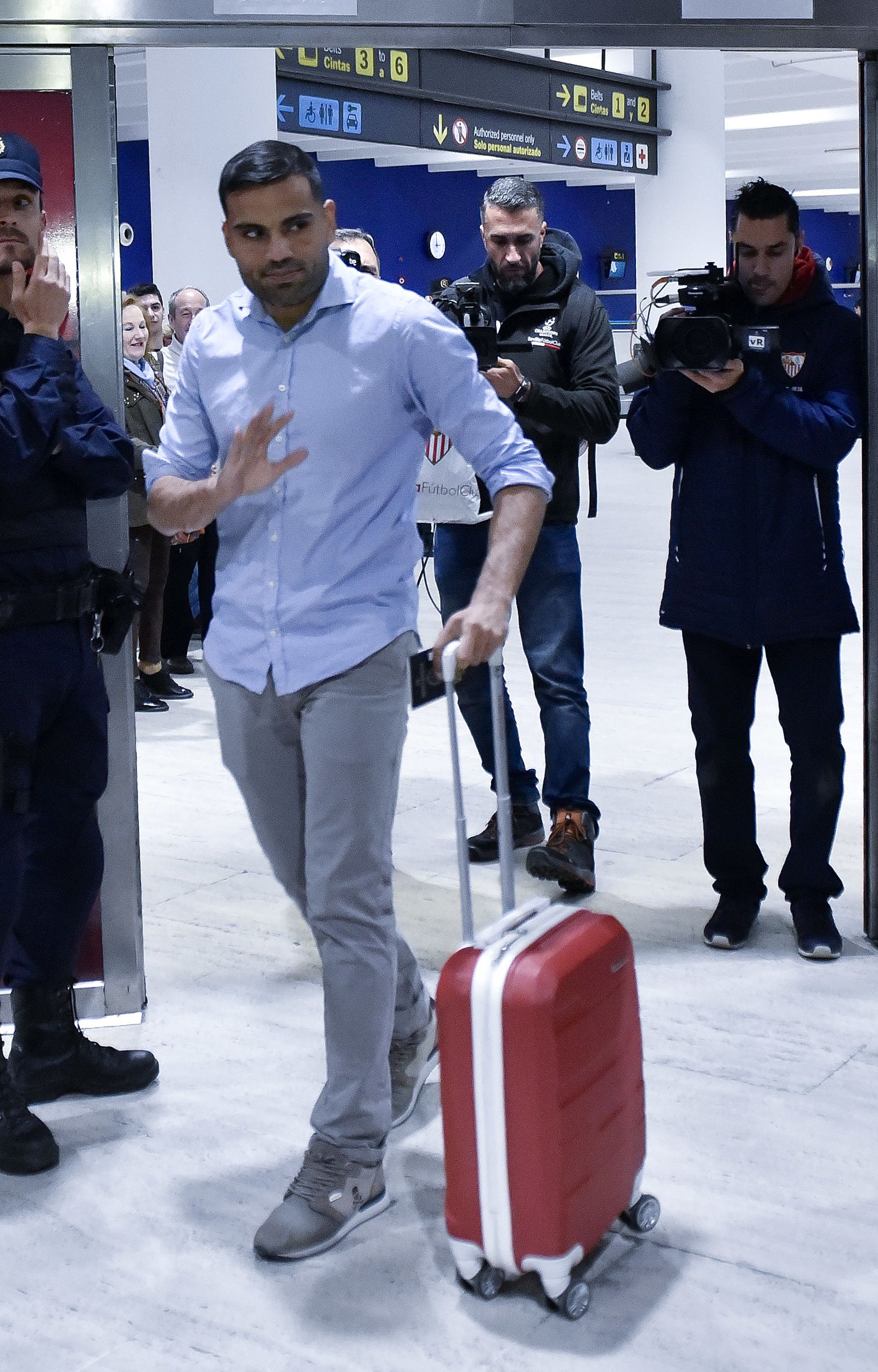 Llegada del Sevilla tras clasificarse a cuartos en Champions