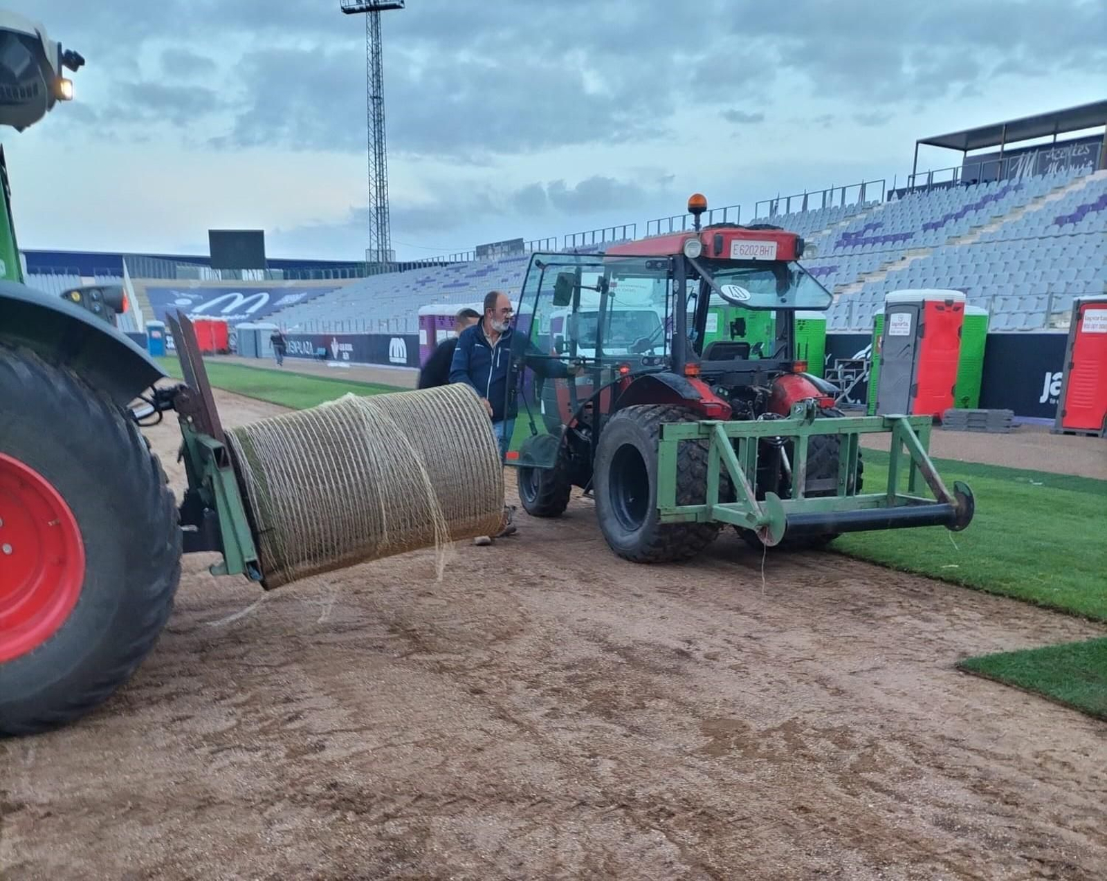 Los operarios trabajan en el cambio del césped.