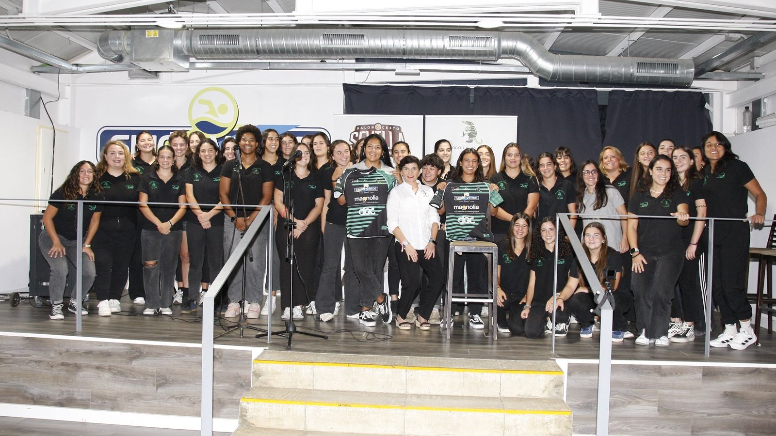 La primera plantilla del SV Magnolia Cocos al completo.