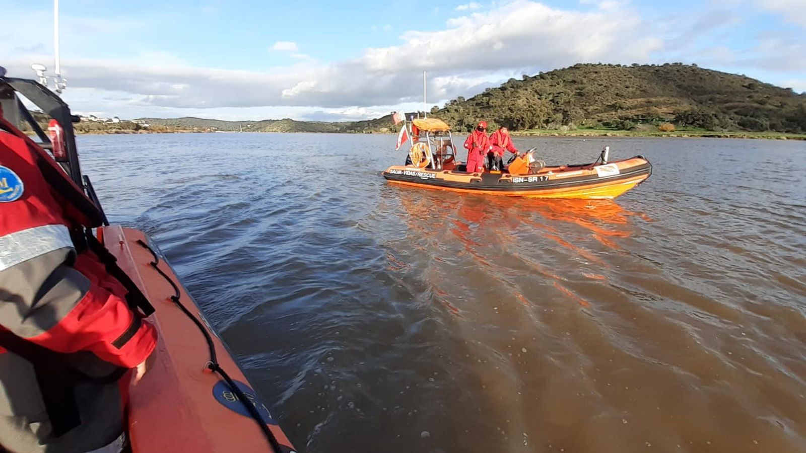Labores de búsqueda en el río Guadiana durante la jornada de ayer martes