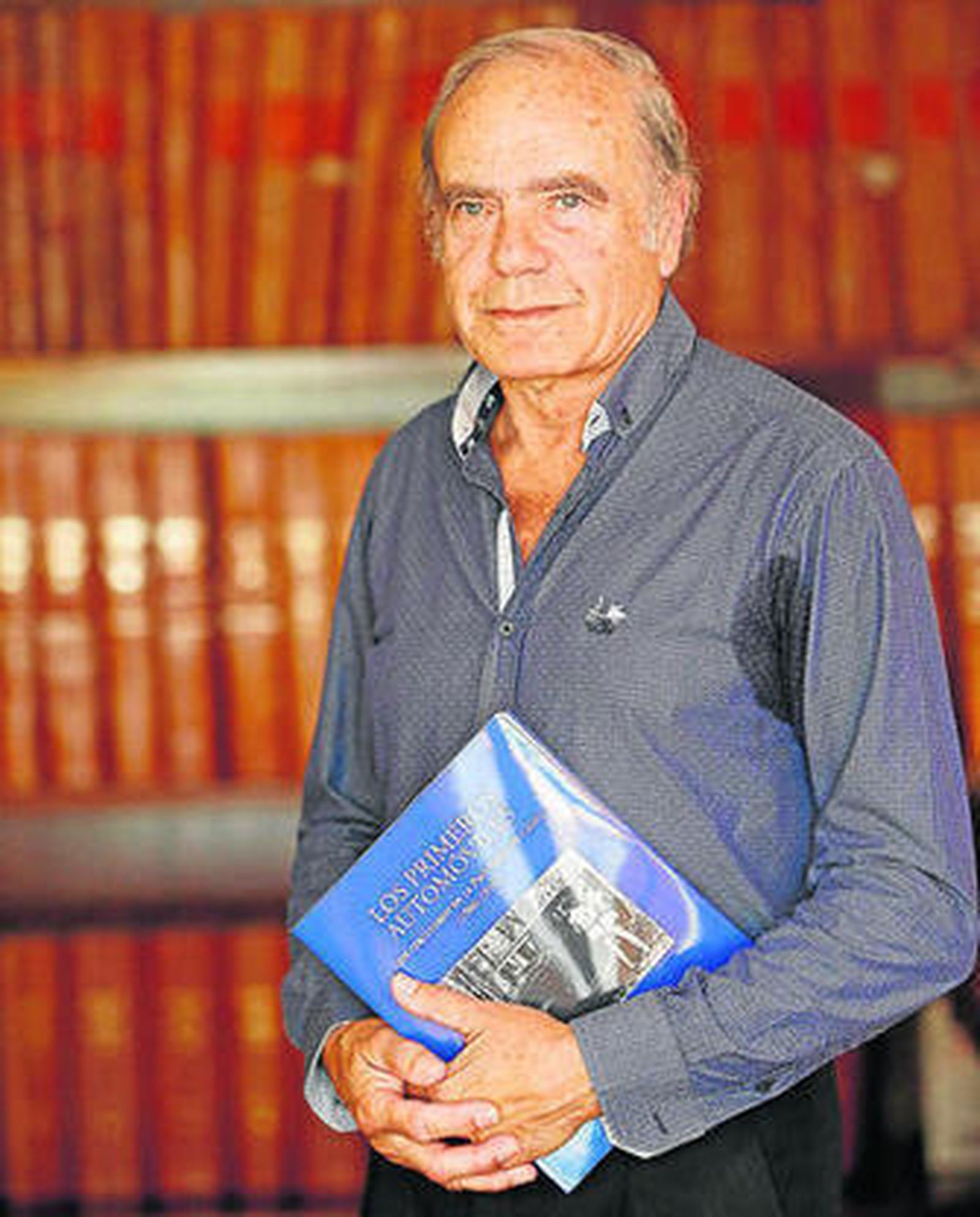 Manuel López Doña con el libro, presentado ayer.