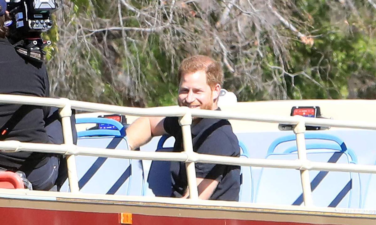 El príncipe Enrique, sonriendo, a bordo de un autobús turístico en Los Ángeles.