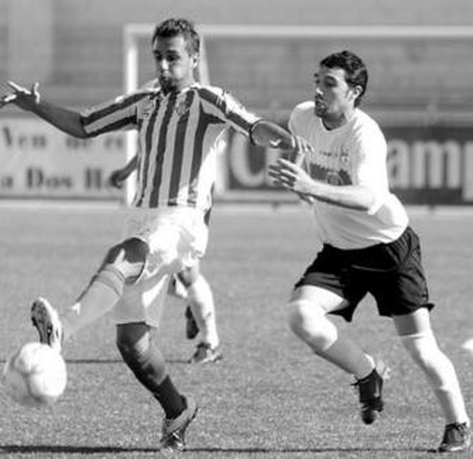 Un jugador del Betis C controla el balón ante la presión de un rival.