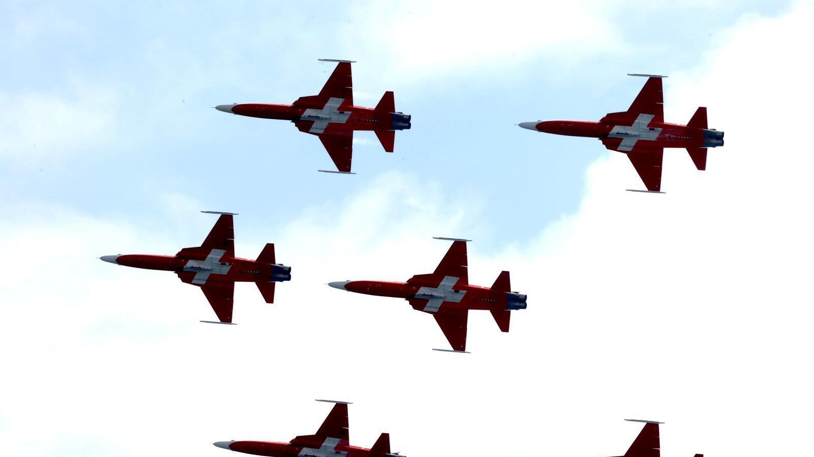 Las seis aeronaves de la Patrulla Suiza durante su entrenamiento