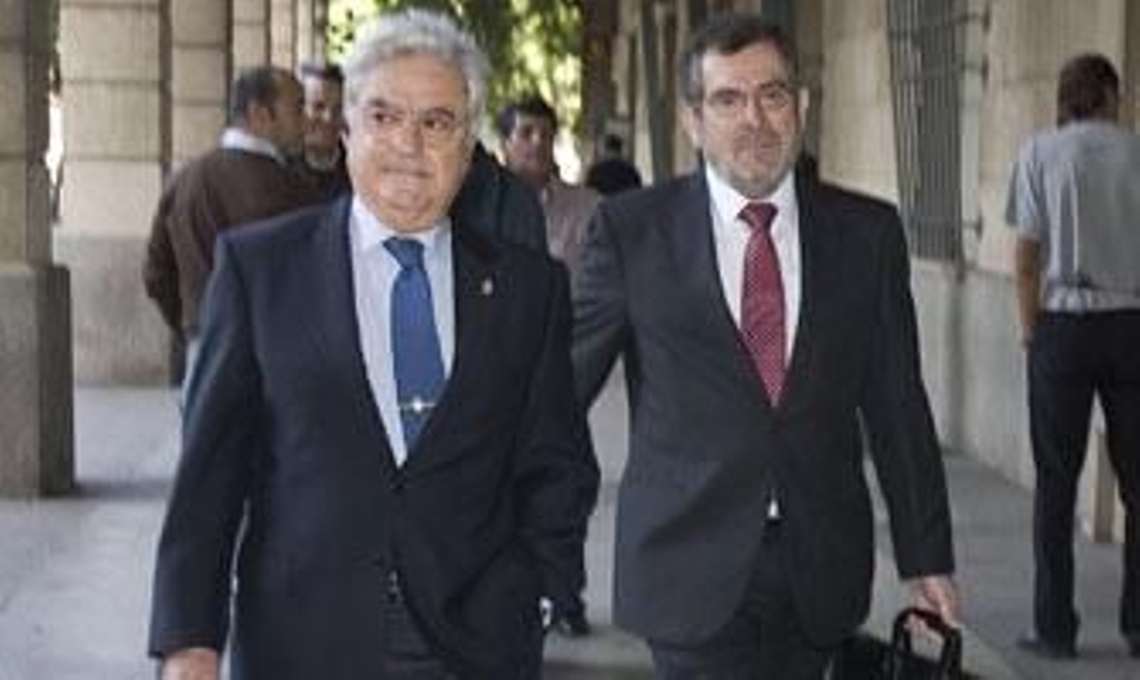 El PP pide un año de cárcel para Rivas y Mellet y 3,6 millones por el cohecho de Mercasevilla