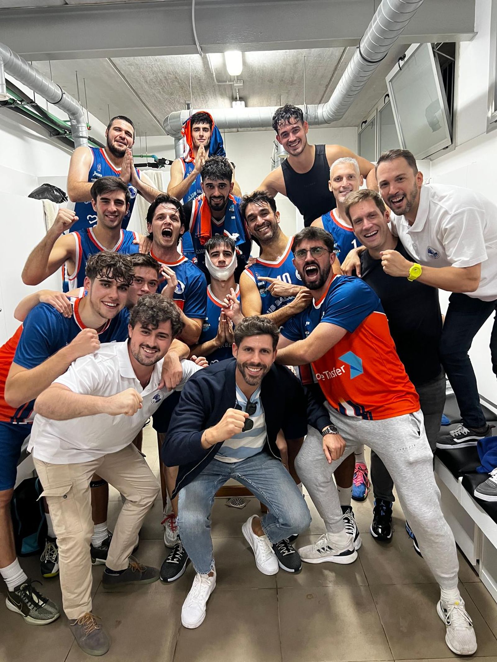 Celebración del equipo marbellí.