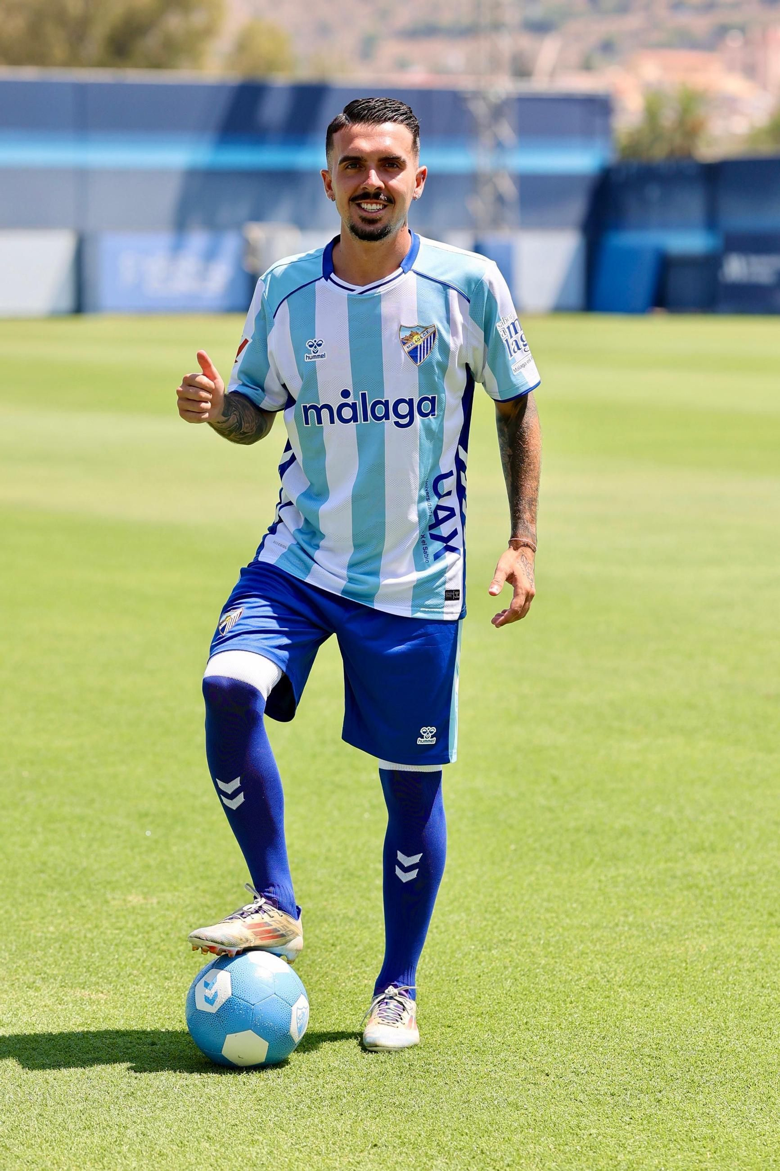 Joaquín Muñoz, radiante y con su gente en su primer día de malaguista