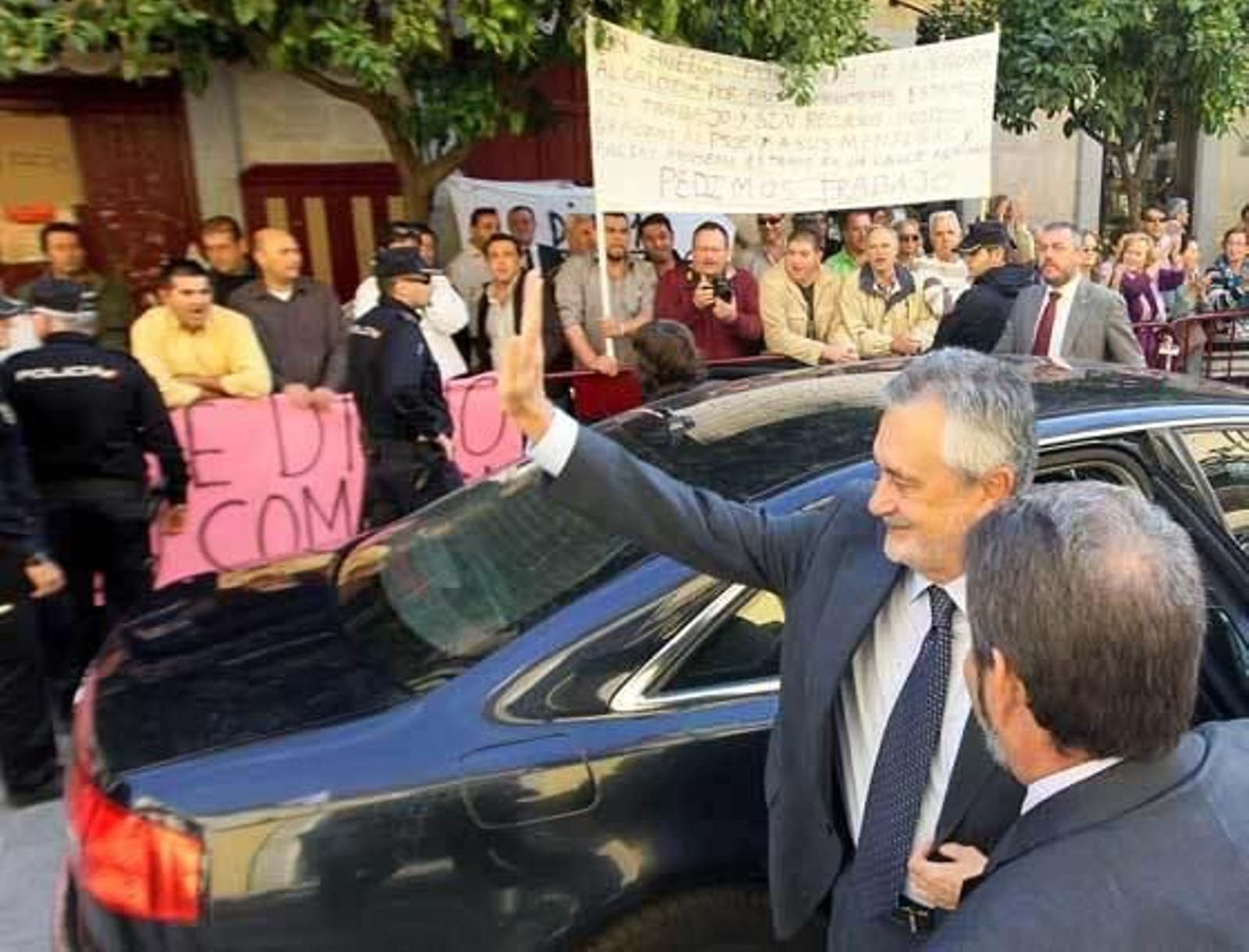 Un centenar de manifestantes pita y abuchea a la alcaldesa y al presidente al llegar al Consistorio donde firma el libro de honor y expresa su "apoyo y solidaridad" a Pilar Sánchez  Foto: Miguel Angel Gonzalez