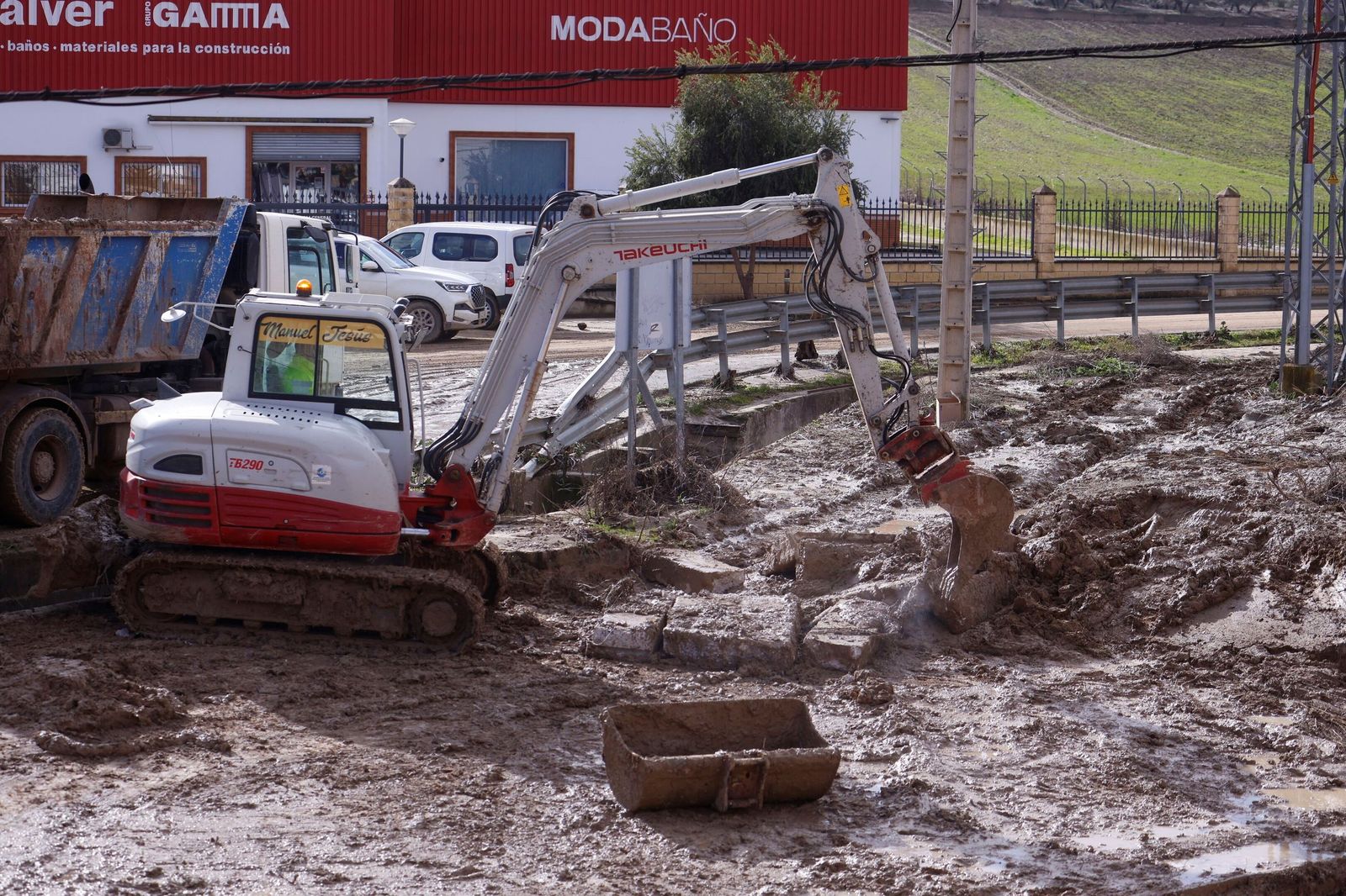 Caída de un muro de contención en Villa del Río