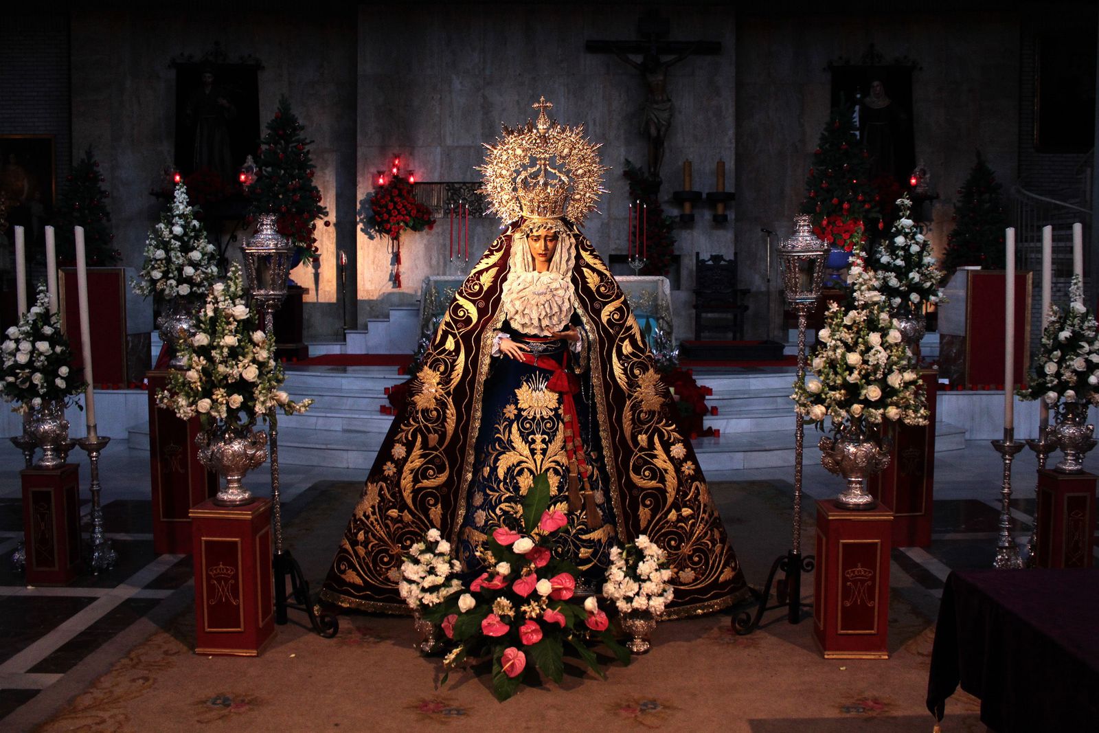 Martía Santísima de la O en un besamanos en la iglesia de Capuchinos.