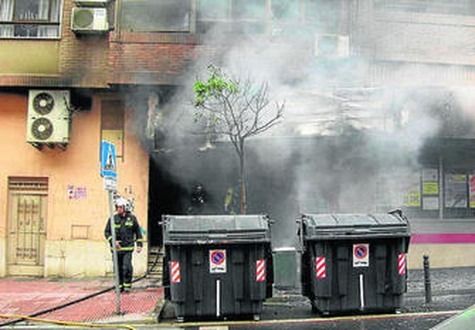 Un incendio provocado en el antiguo cine Imperial calcina varias viviendas