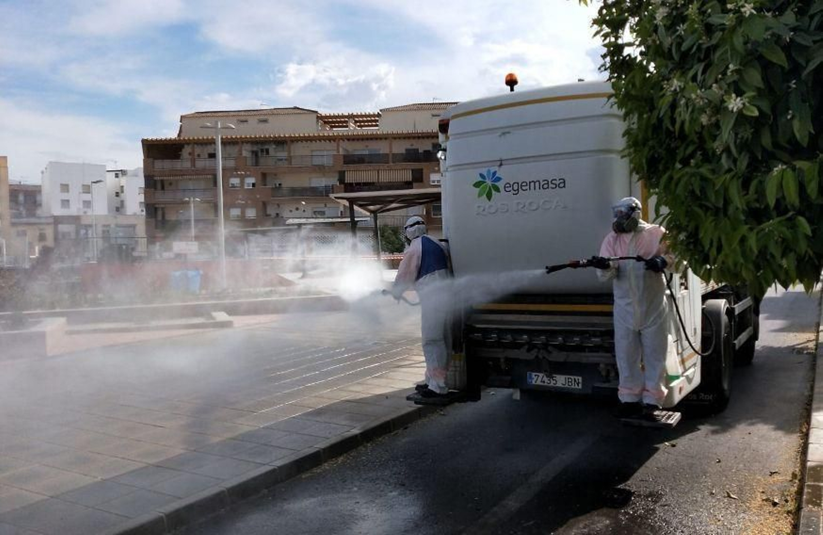 Camión de Egemasa desinfecta una zona del municipio.