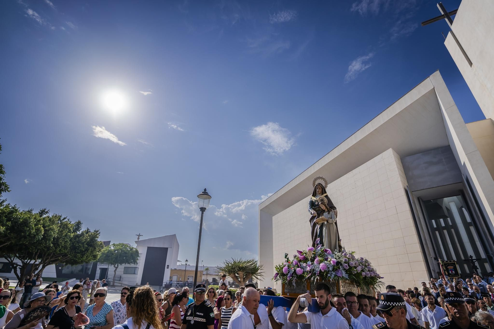 La procesión de la Virgen del Carmen y Santa Ana pone el broche final a las fiestas del Puerto de Roquetas
