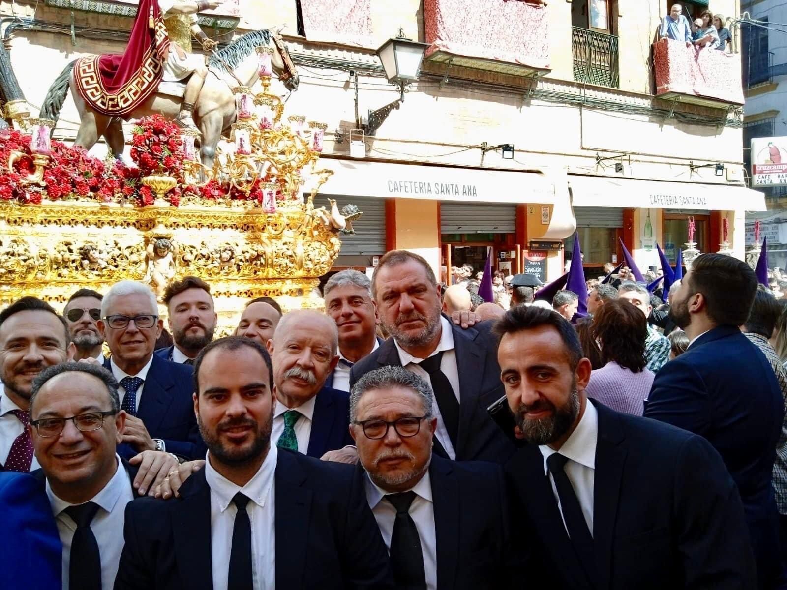 El coro de Julio Pardo le canta a la Esperanza de Triana