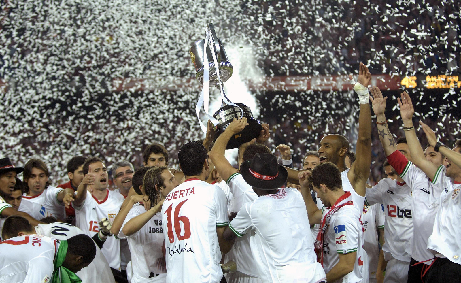 Los jugadores del Sevilla levantan la Copa que dedicaron en 2010 a Puerta