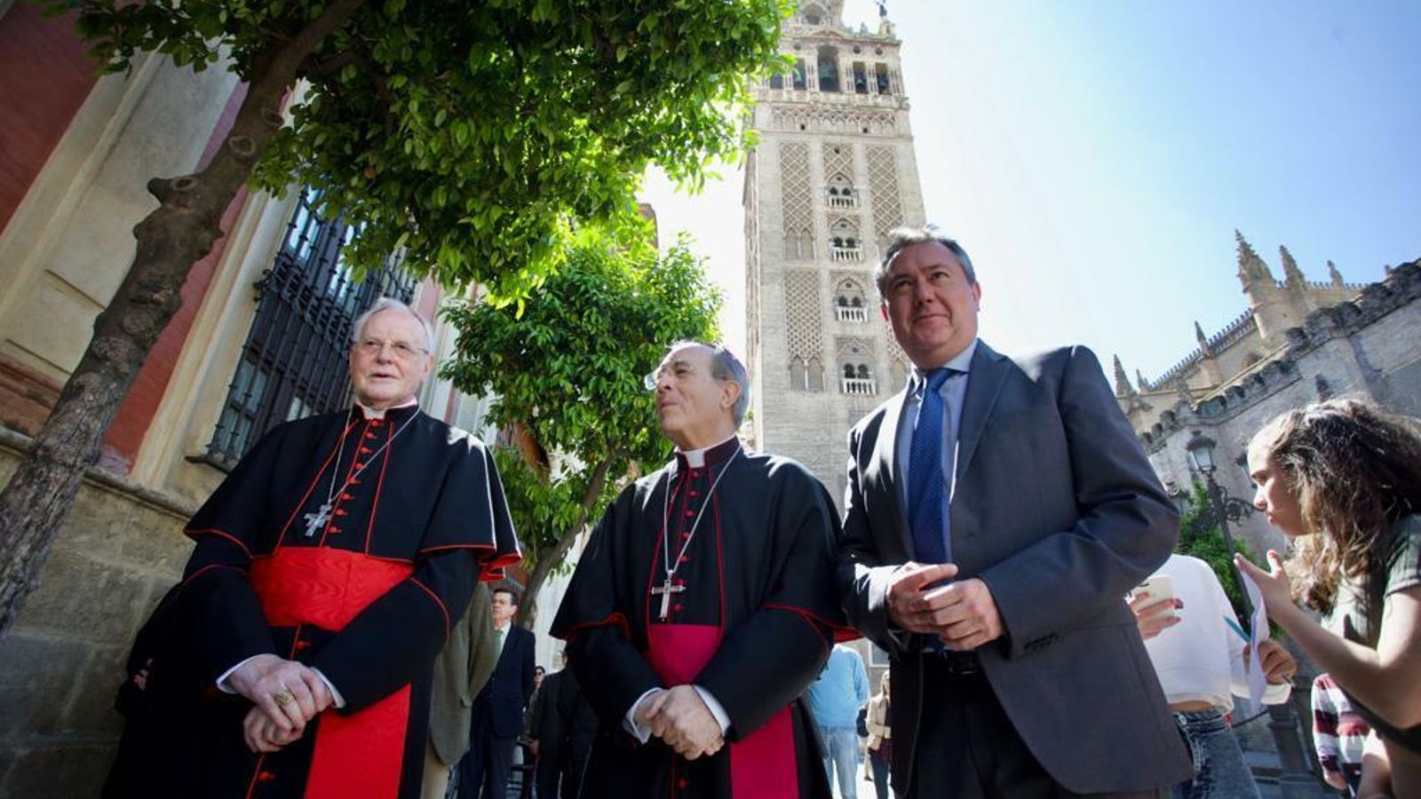Amigo, Asenjo y Espadas ante la Giralda minutos antes del acto.