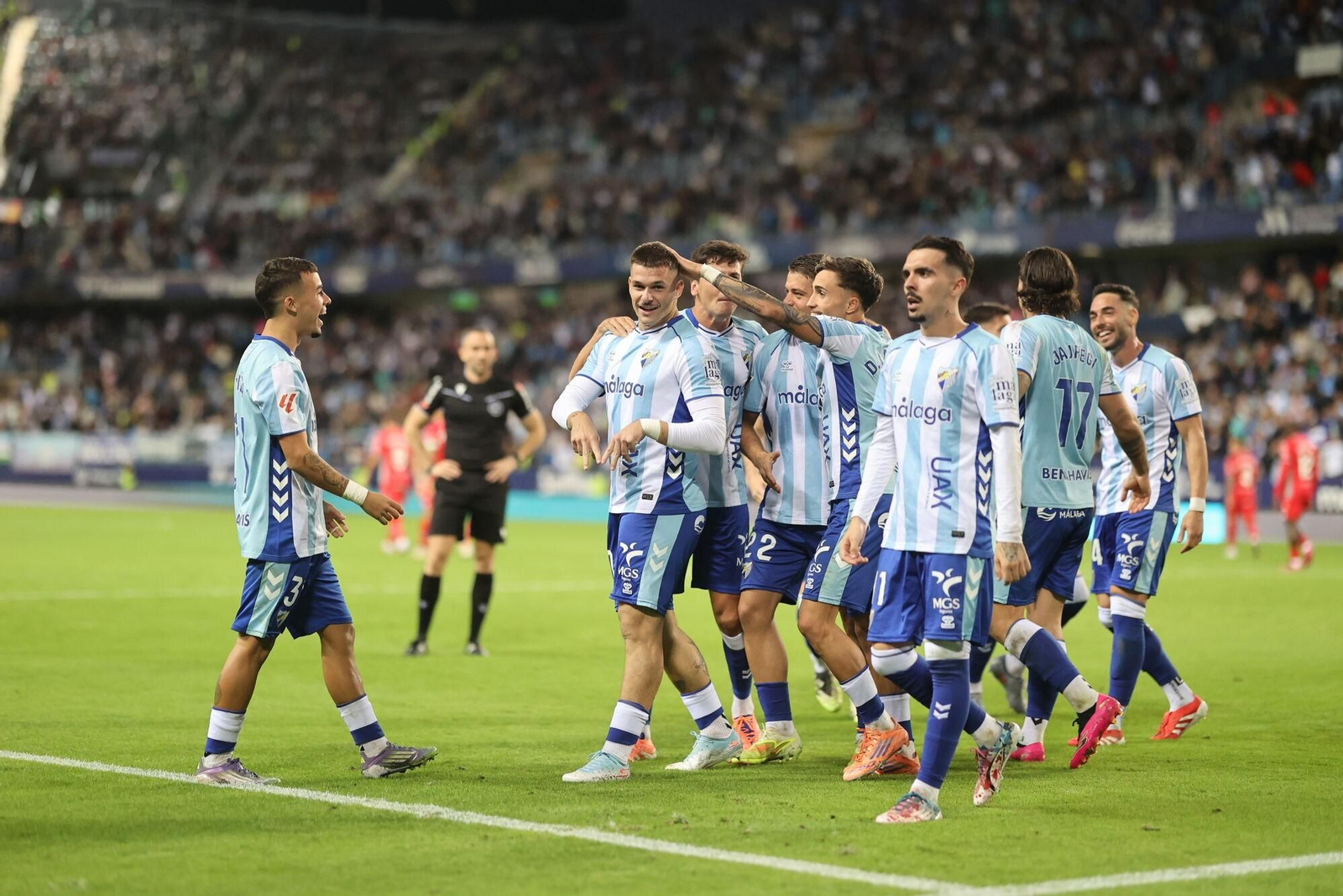 Las fotos del imponente ambiente en La Rosaleda en el Málaga - Córdoba CF