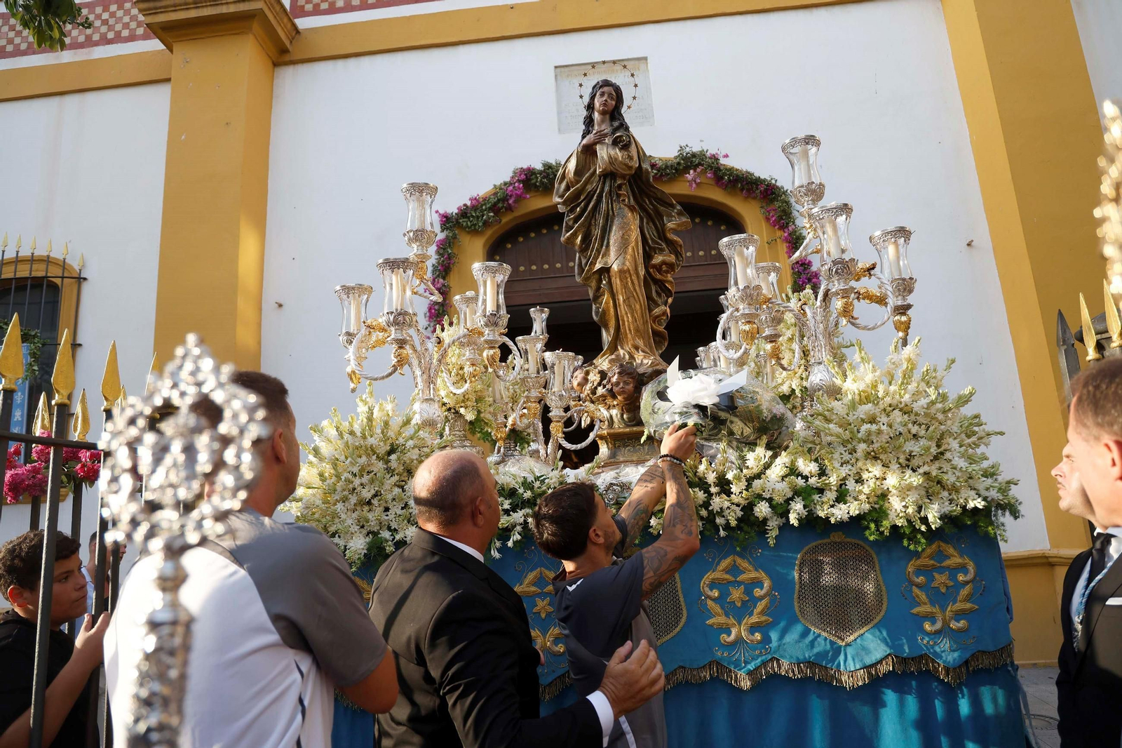 La Real Balompédica Linense realiza su tradicional ofrenda floral a la patrona de La Línea La Real Balompédica Linense realiza su tradicional ofrenda floral a la patrona de La Línea