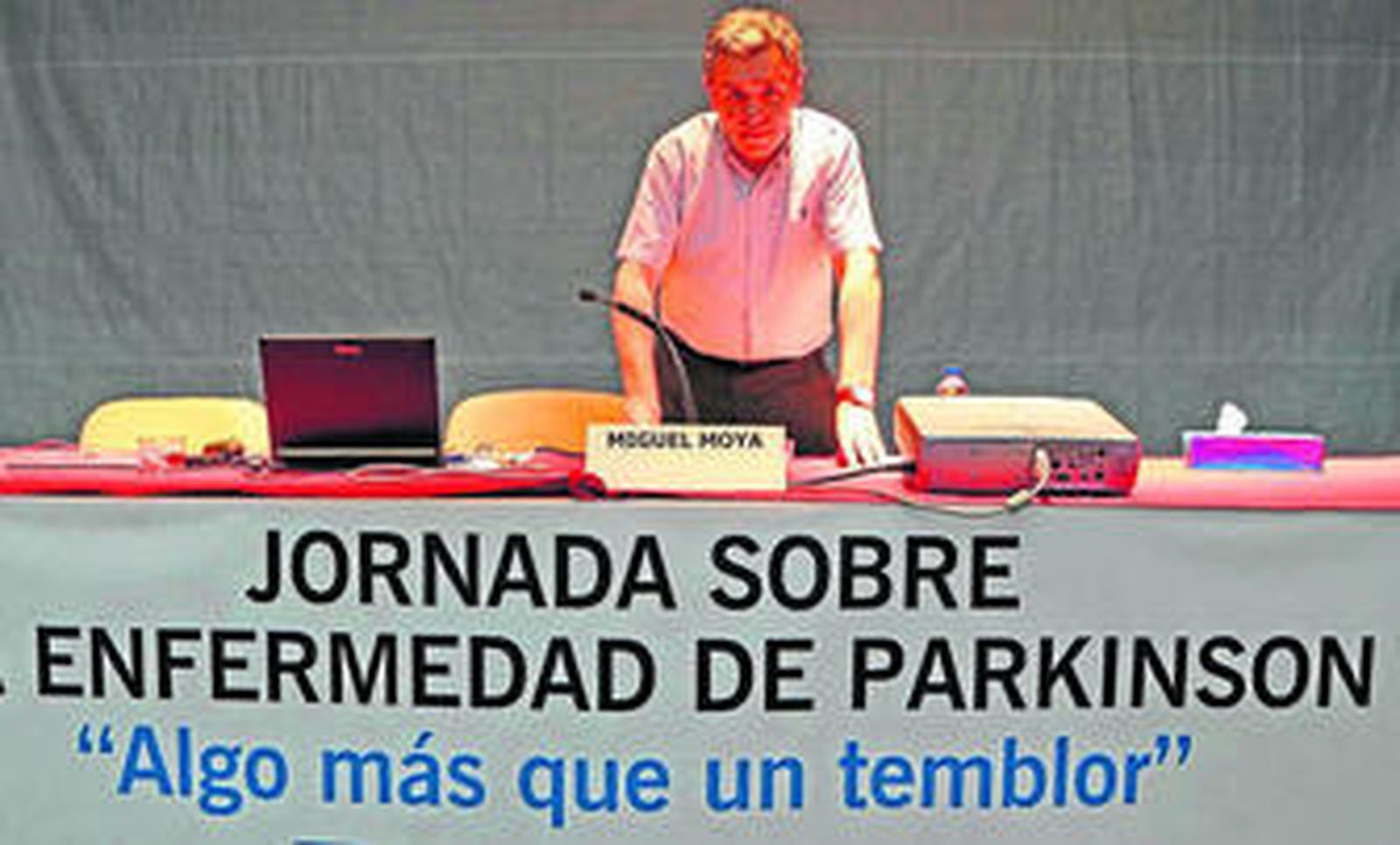 El neurólogo, Miguel Moya, ayer, antes de empezar su intervención en la jornada de Parkinson en la ciudad.