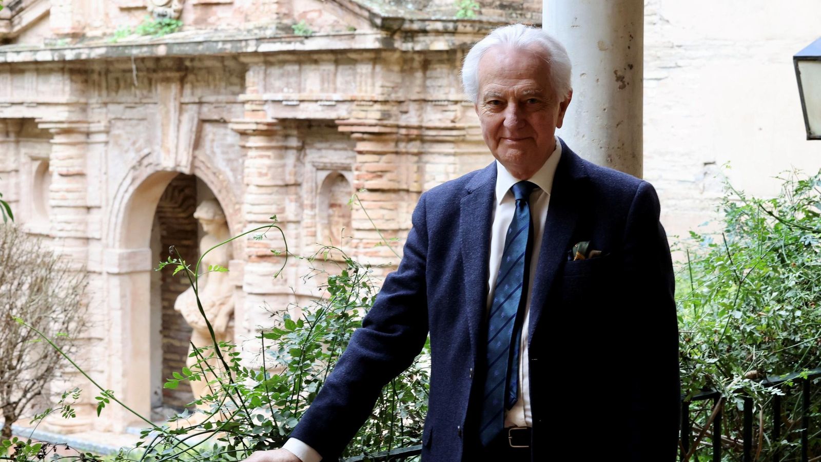 El entrevistado en el jardin que atesora la sede de la Real Academia de Medicina de Sevilla, en la calle Abades.