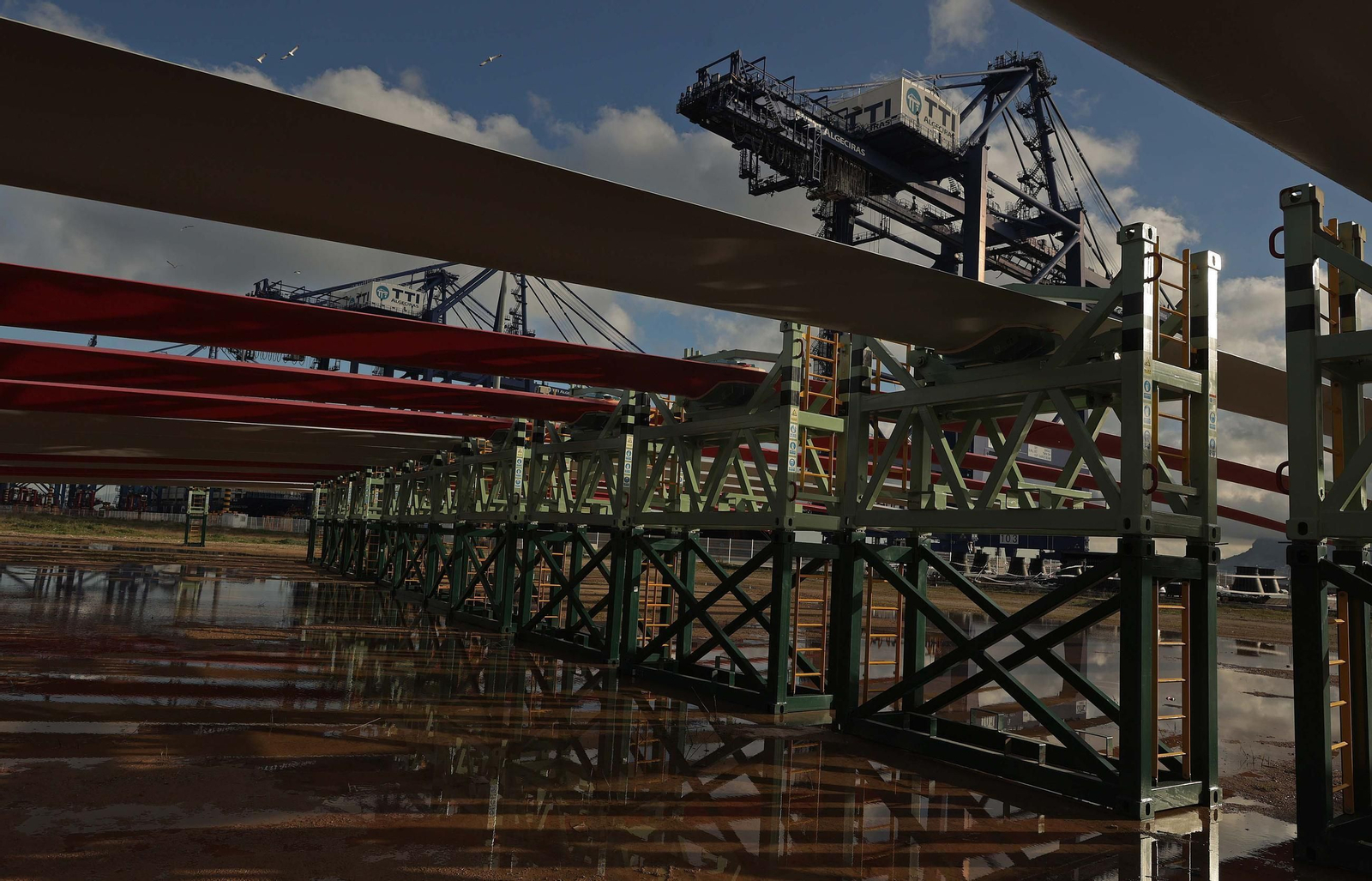 Los aerogeneradores descargados en el muelle de Isla Verde Exterior del Puerto de Algeciras, en imágenes