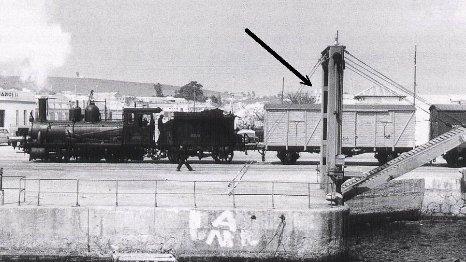 La primera plataforma móvil para el embarque de automóviles construida en el flanco sur del muelle de la Galera a principios del año 1952