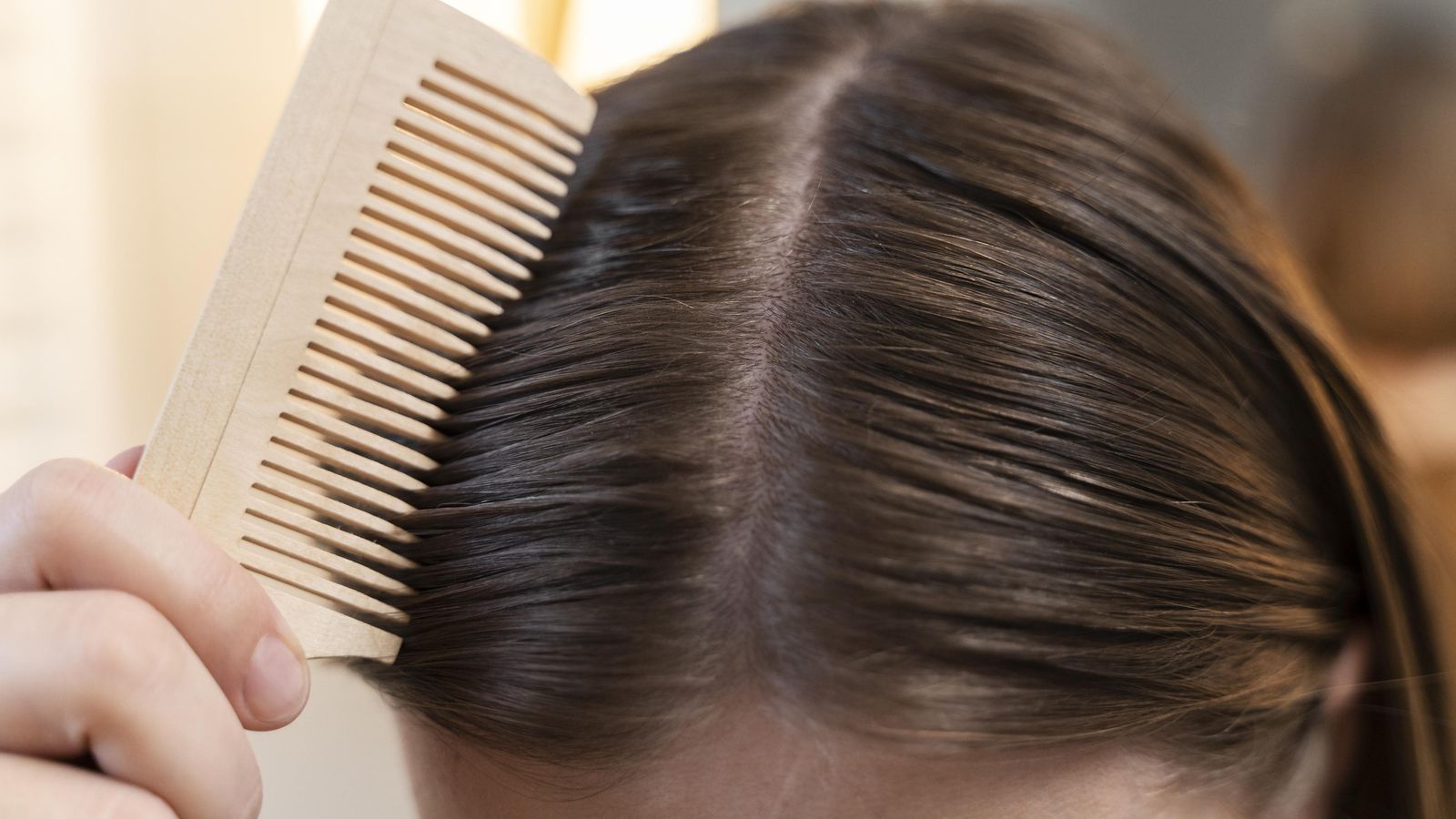 adulto-cuidando-su-cabello