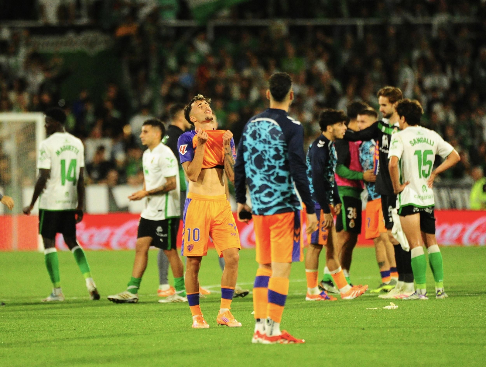 Los jugadores del Málaga CF piden perdón a la afición que viajó a Santander