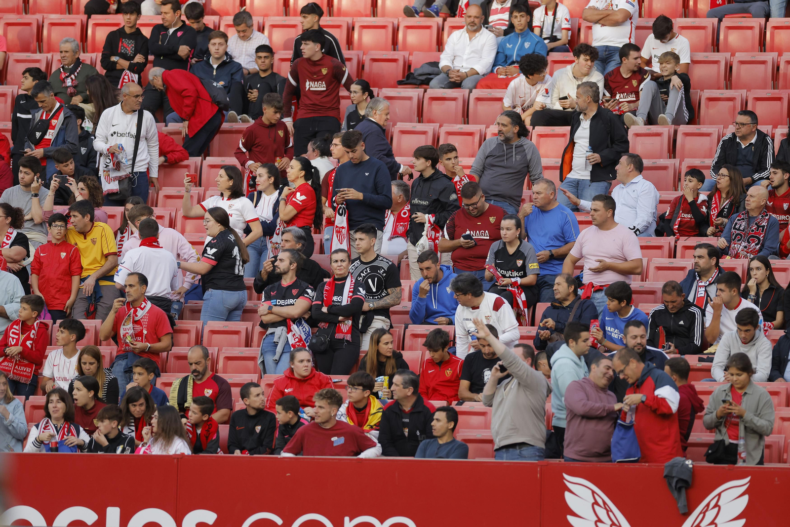 Búscate en las fotos del Sevilla-Betis