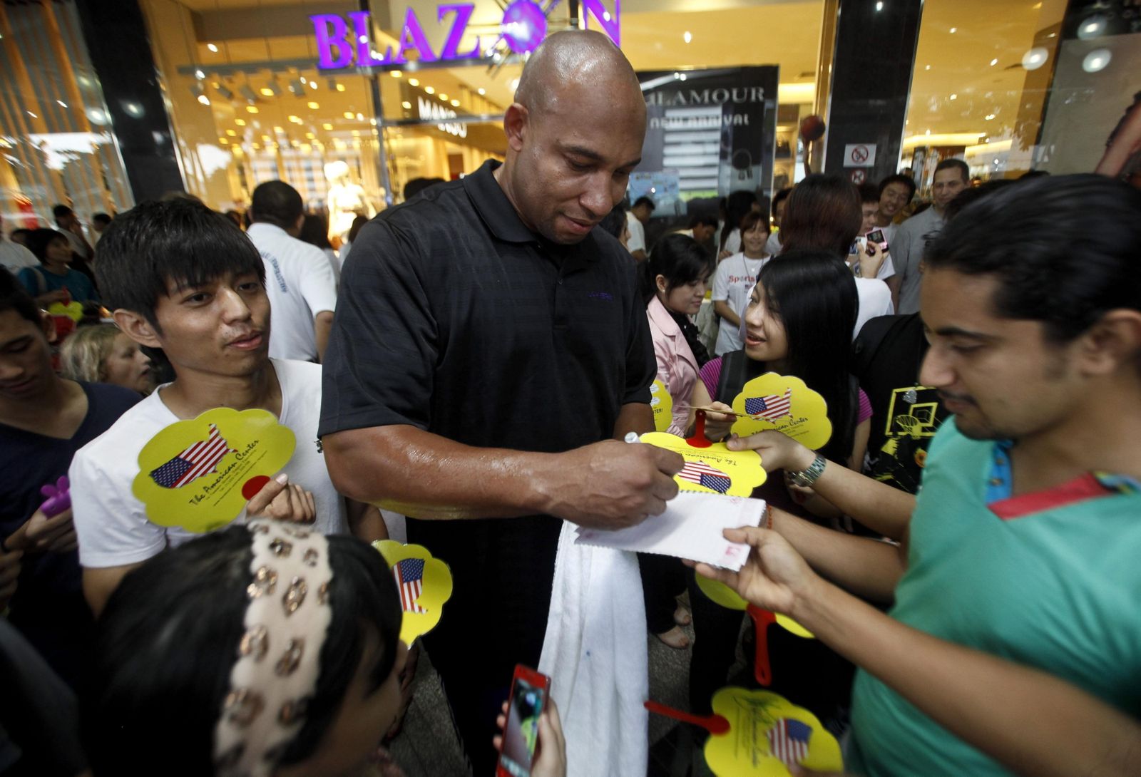 Darwin Ham firma autógrafos a jóvenes aficionados.