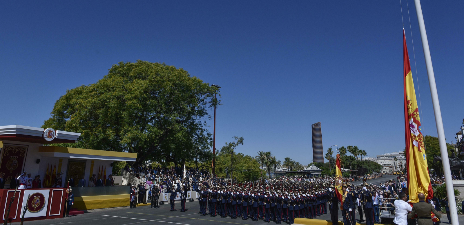Las imágenes del desfile del Día de las Fuerzas Armadas en Sevilla