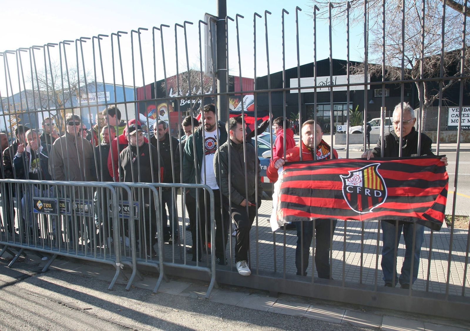 Protesta de socios y trabajadores del C.F. Reus  Deportiu en el exterior del estadio días atrás