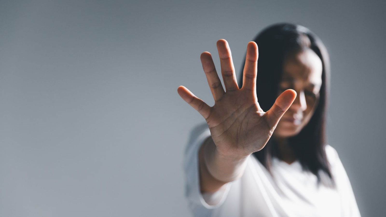 Imagen de archivo de una mujer con la mano extendida
