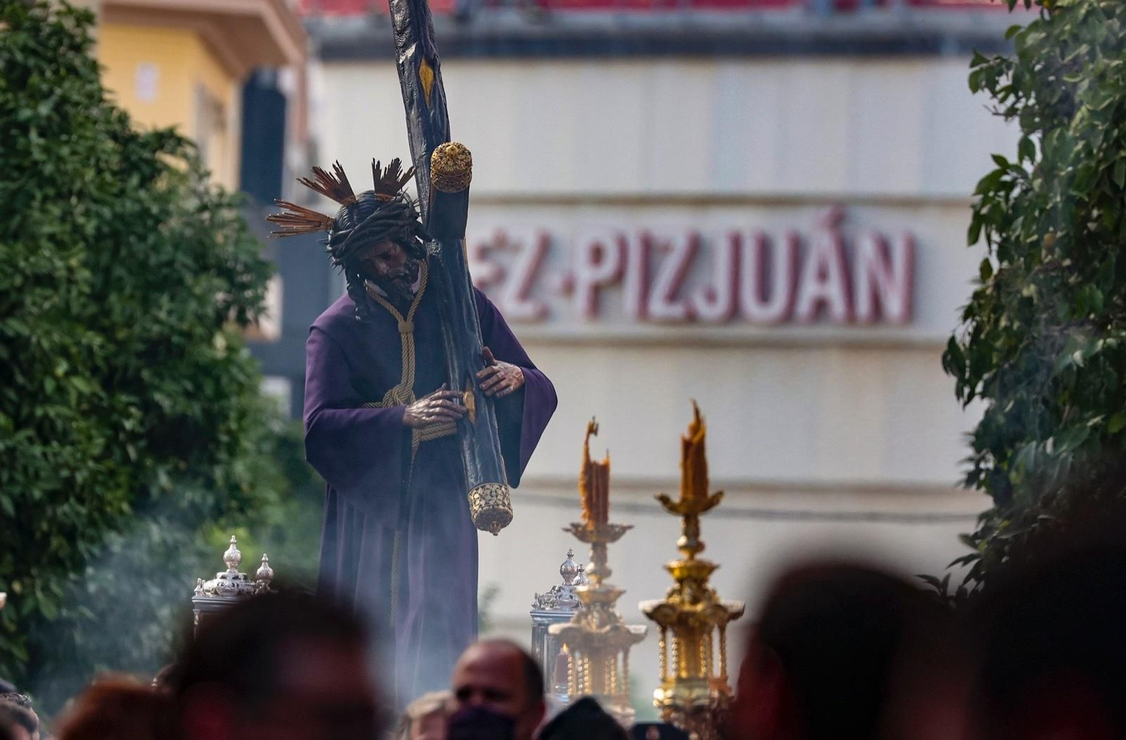 El Señor del Gran Poder, con el estadio Ramón Sánchez-Pizjuán al fondo.