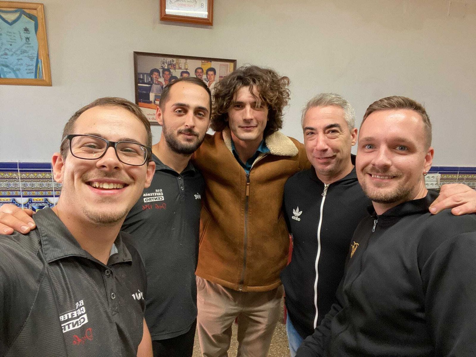 Yon González junto al personal de Bar Cafetería Centro.