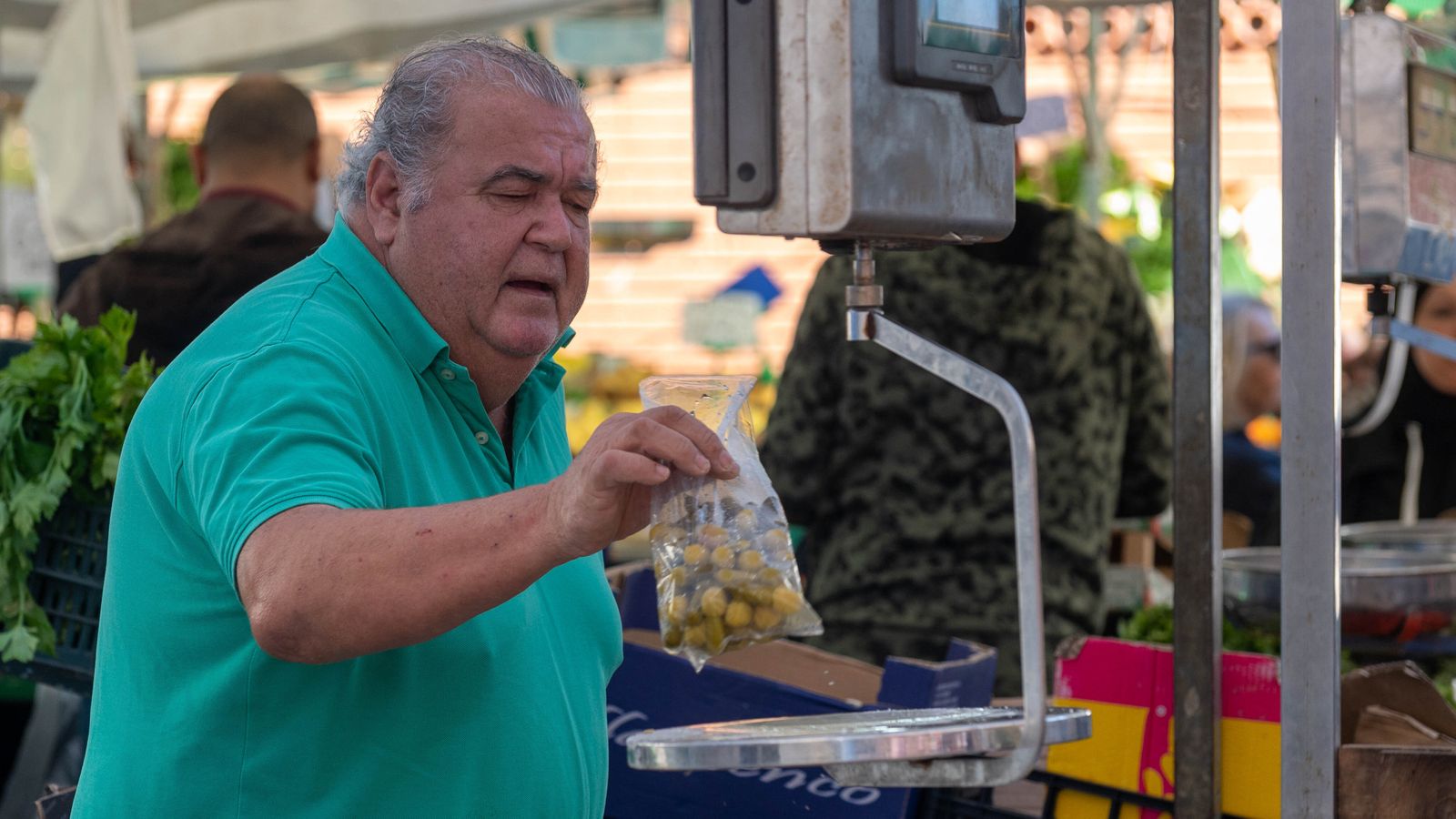 De compras para las cenas de Navidad en el mercado Ingeniero Torroja