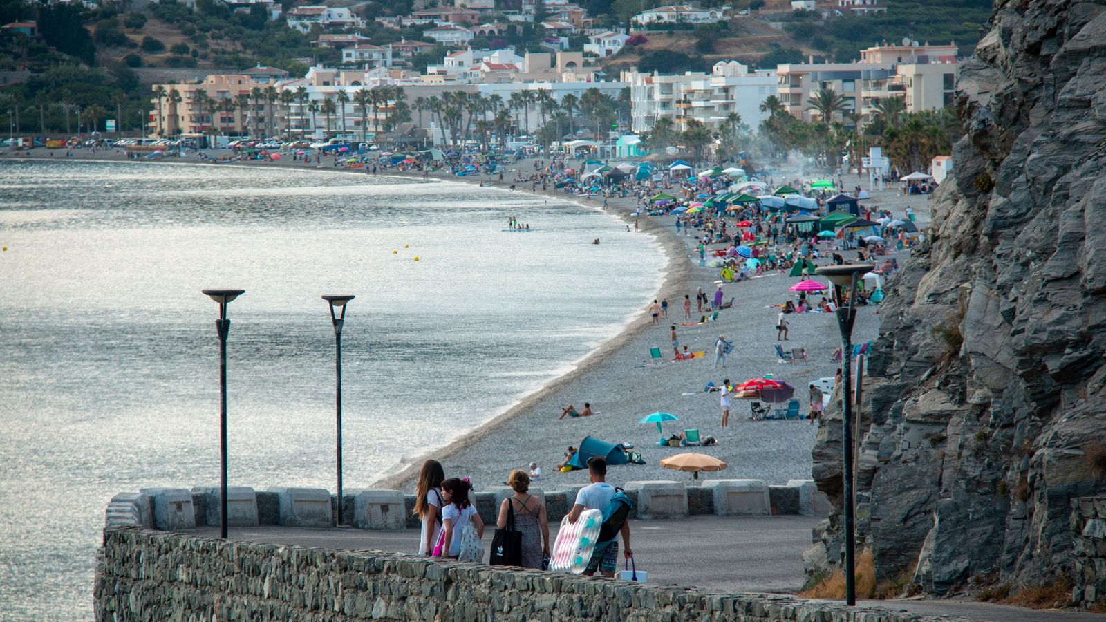Multitud de personas han pasado la jornada completa en la playa