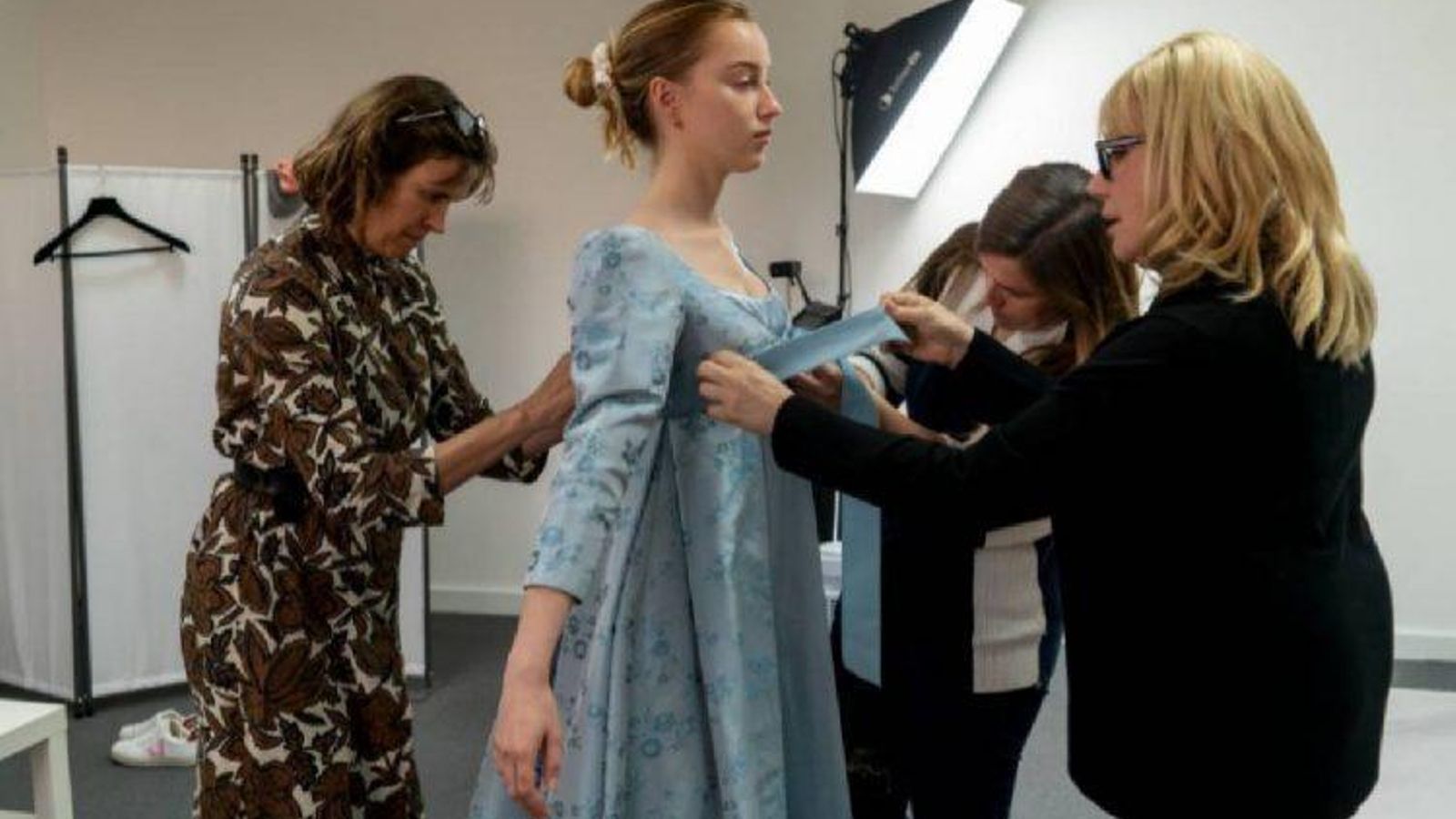 Ellen Mirojnik (primera por la dcha.), preparando un vestido de la protagonista.