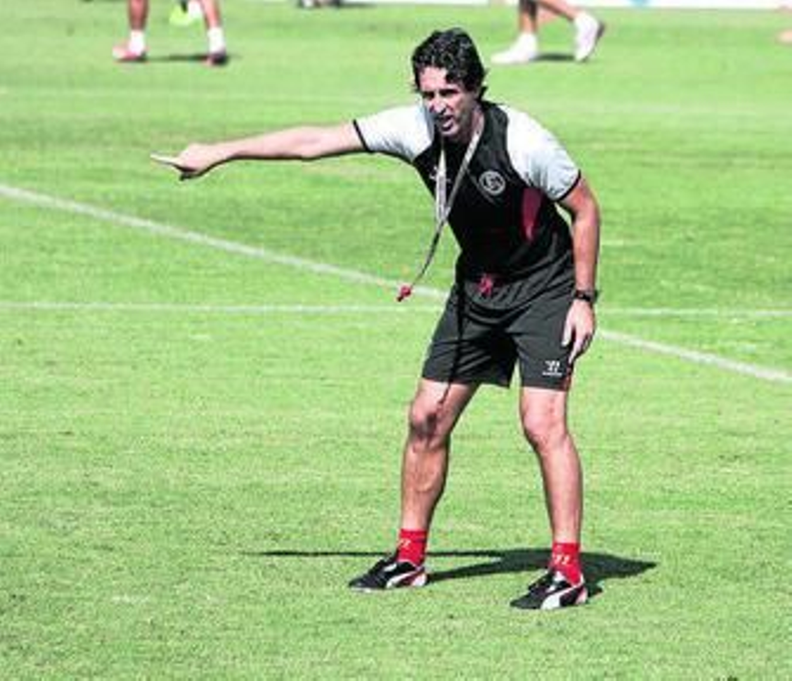 Emery da instrucciones a sus jugadores en la sesión de ayer.