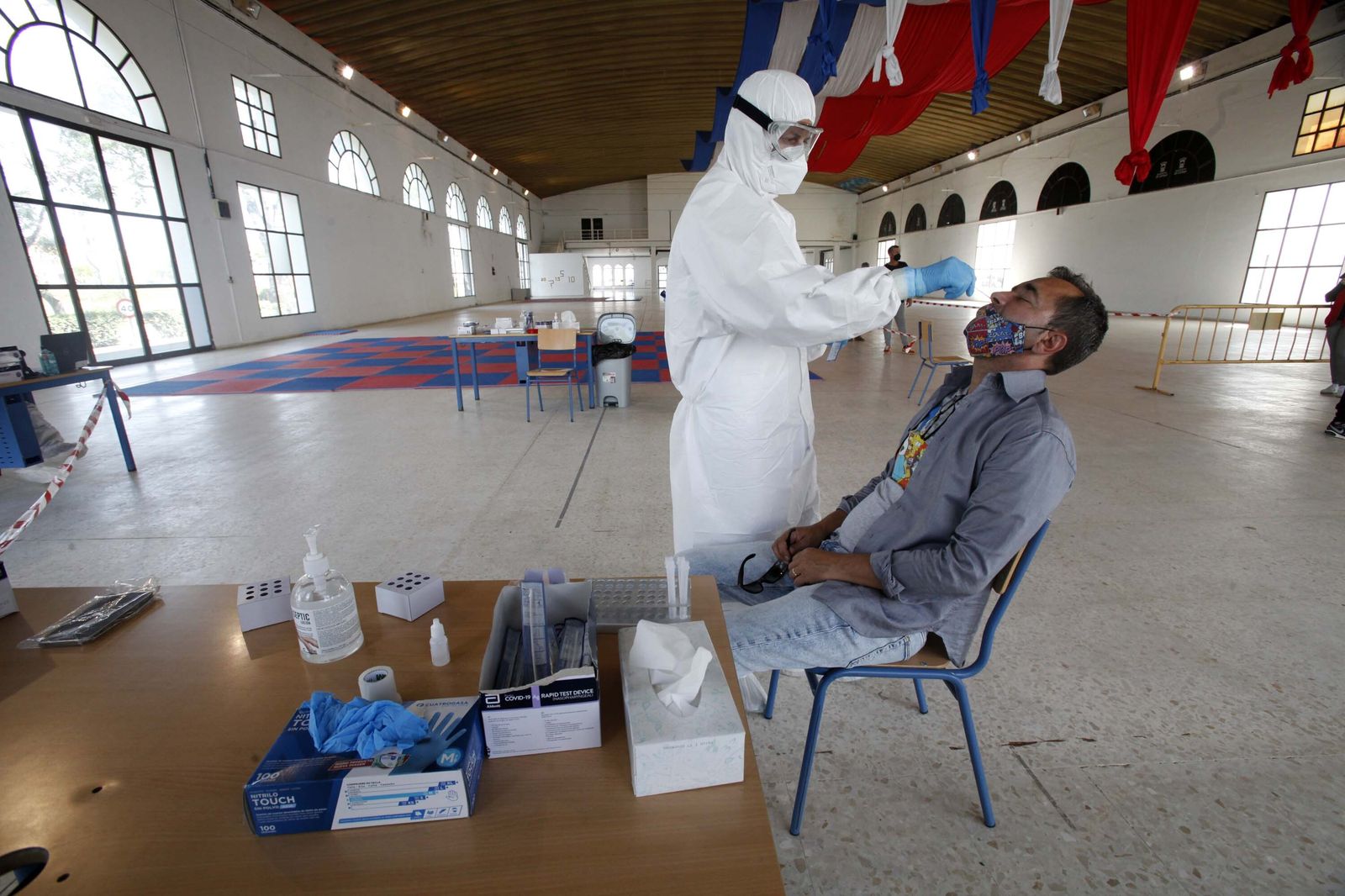 Un vecino de Cartaya en el cribado poblacional de este lunes en dicha población costera
