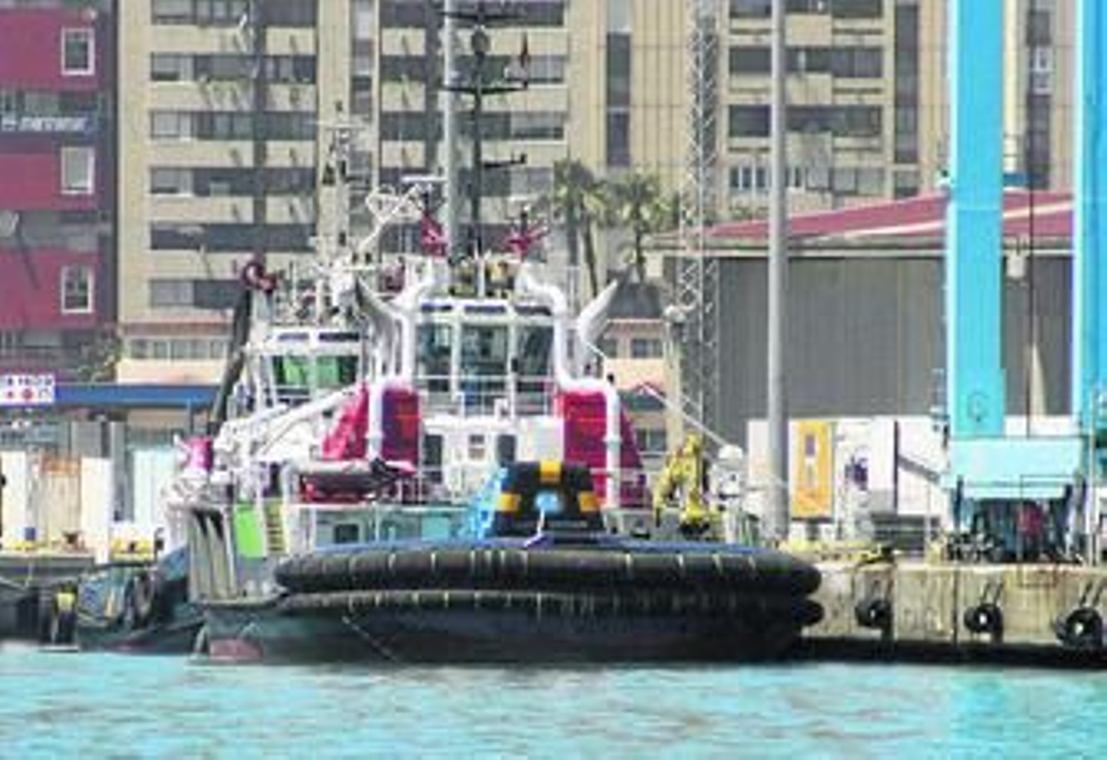 Imagen captada ayer del remolcador 'VB Titán', atracado en el muelle Juan Carlos I Sur.
