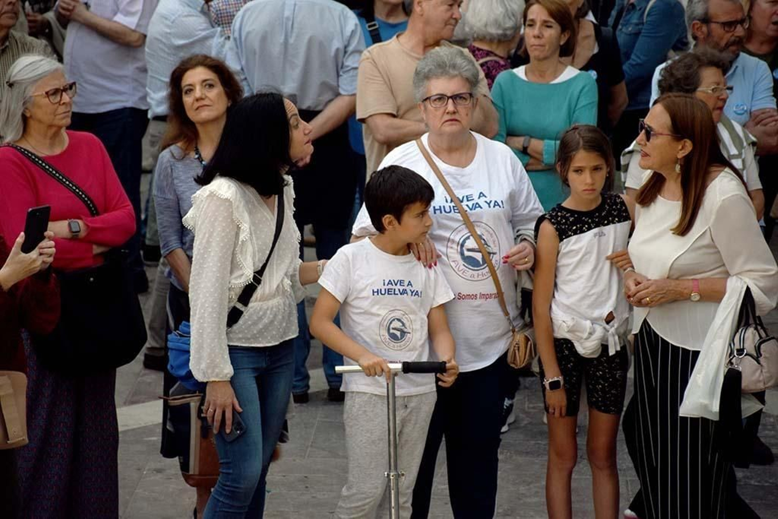 Imágenes de la concentración por las infraestructuras para Huelva