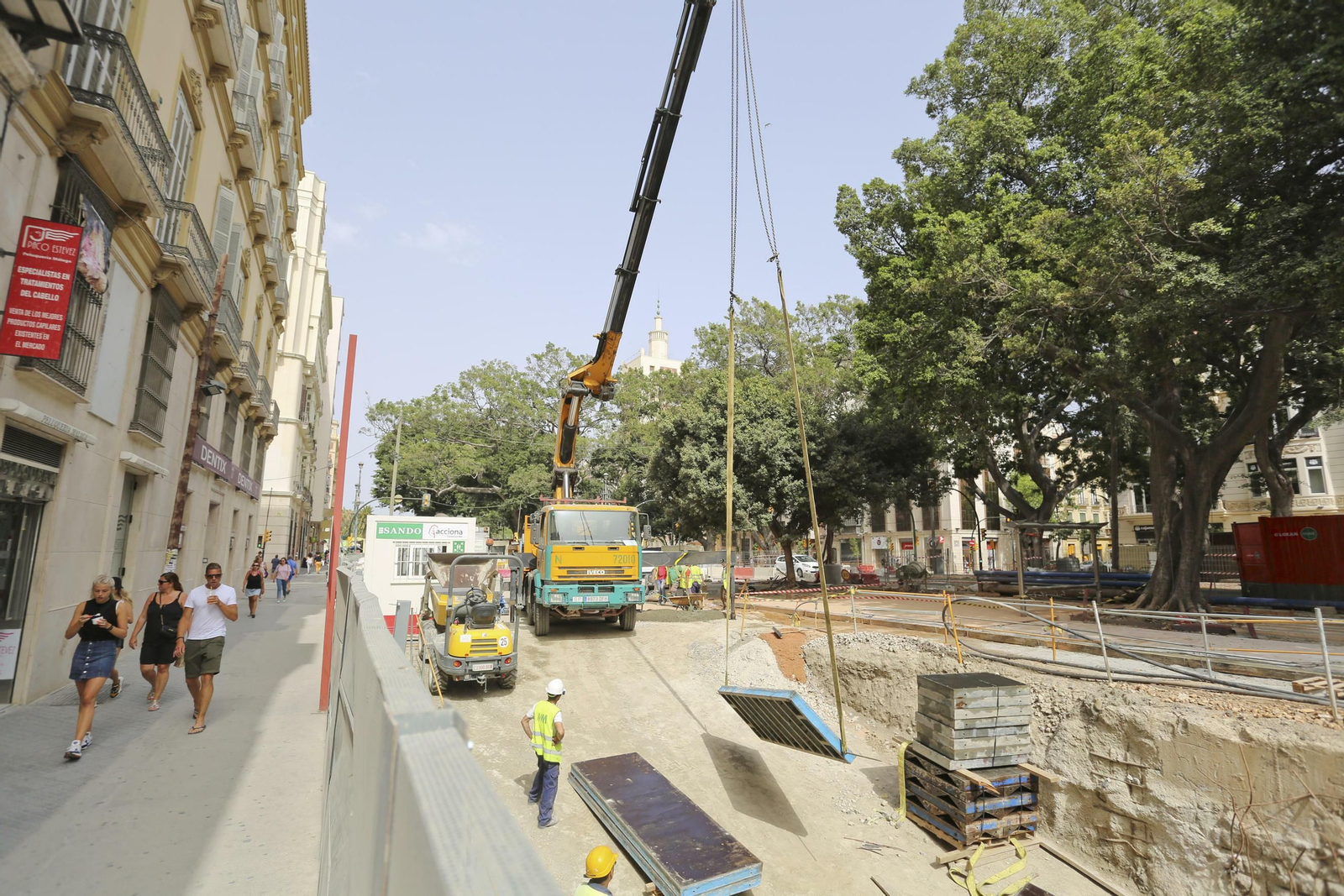 Fotos de la obra a contrarreloj en la Alameda Principal de Málaga