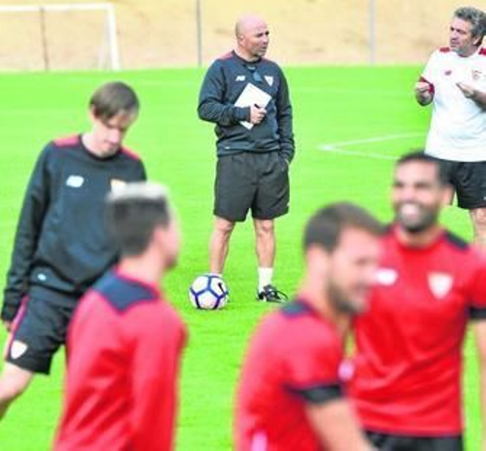 Nasri, Vázquez y Mercado, difuminados mientras Sampaoli habla con Lillo.