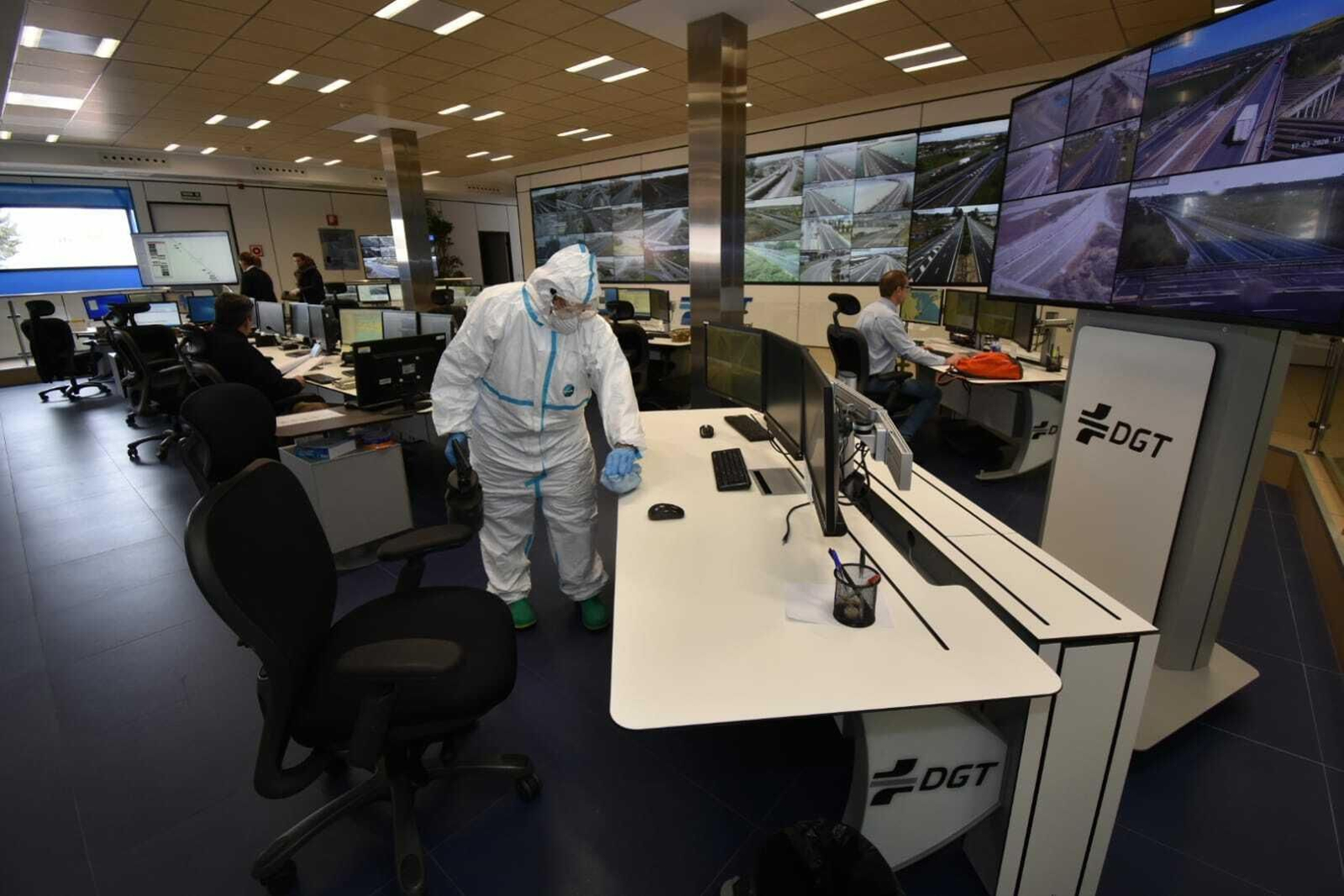 Un militar de la BRI X realiza labores de desinfección en la DGT en Sevilla.