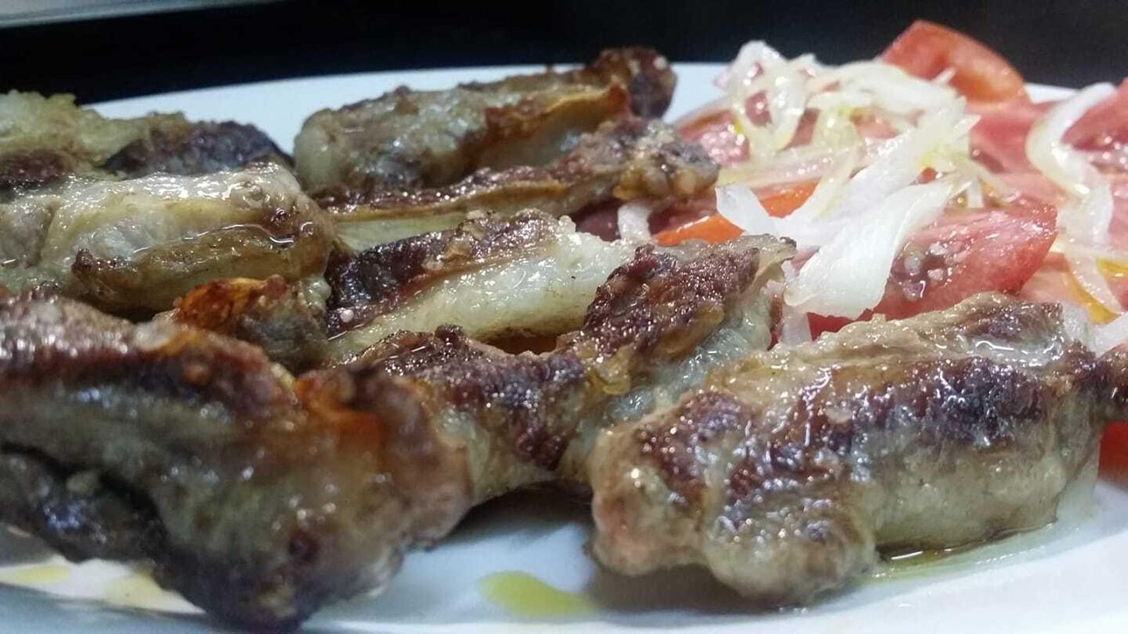 Un plato de carne iberica con tomates de Zalamea la Real