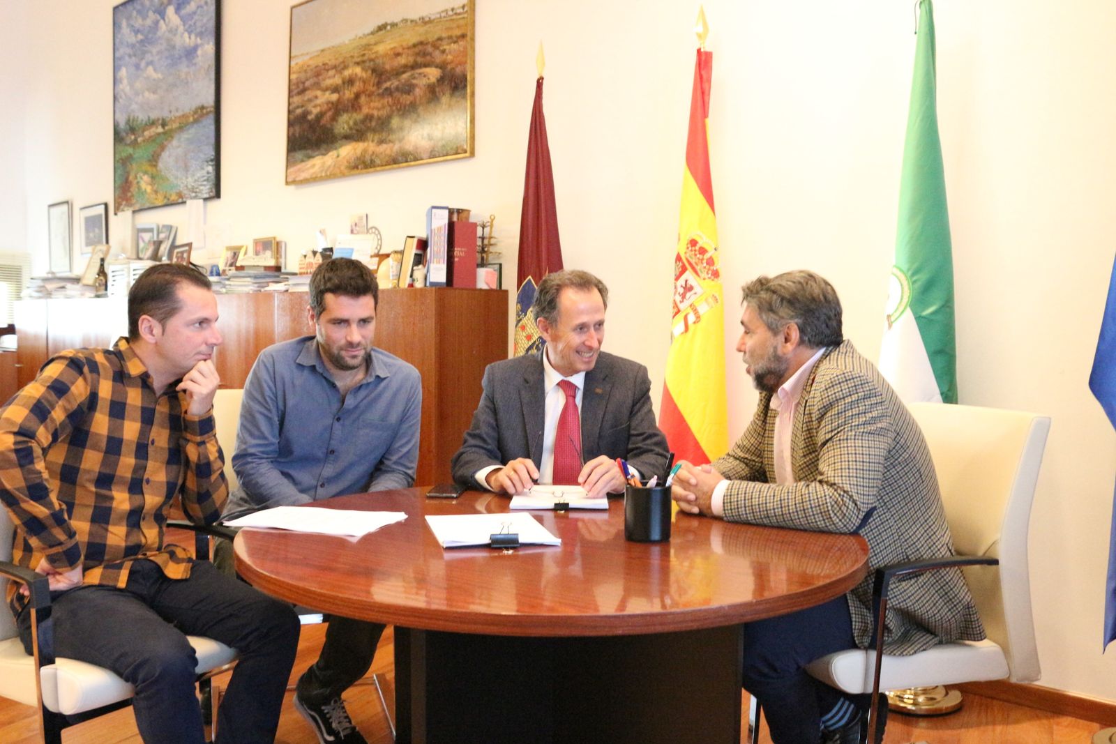 Encuentro recientemente mantenido entre los responsables municipales y el gerente de AEOPAS.