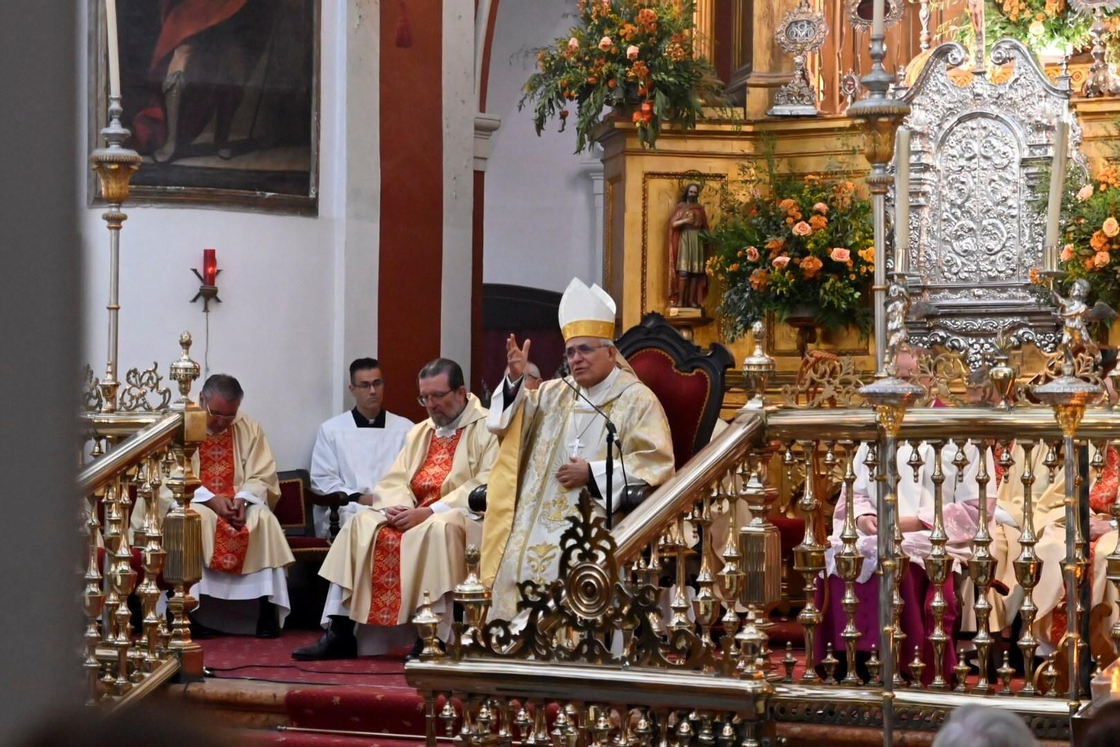 El obispo de Córdoba, durante la misa por San Rafael. El obispo de Córdoba, durante la misa por San Rafael.